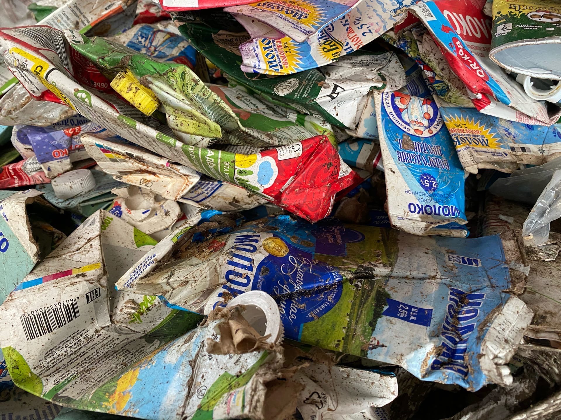 Начали выбирать на заводе упаковку Tetra Pak. Начали выбирать на заводе упаковку Tetra Pak.