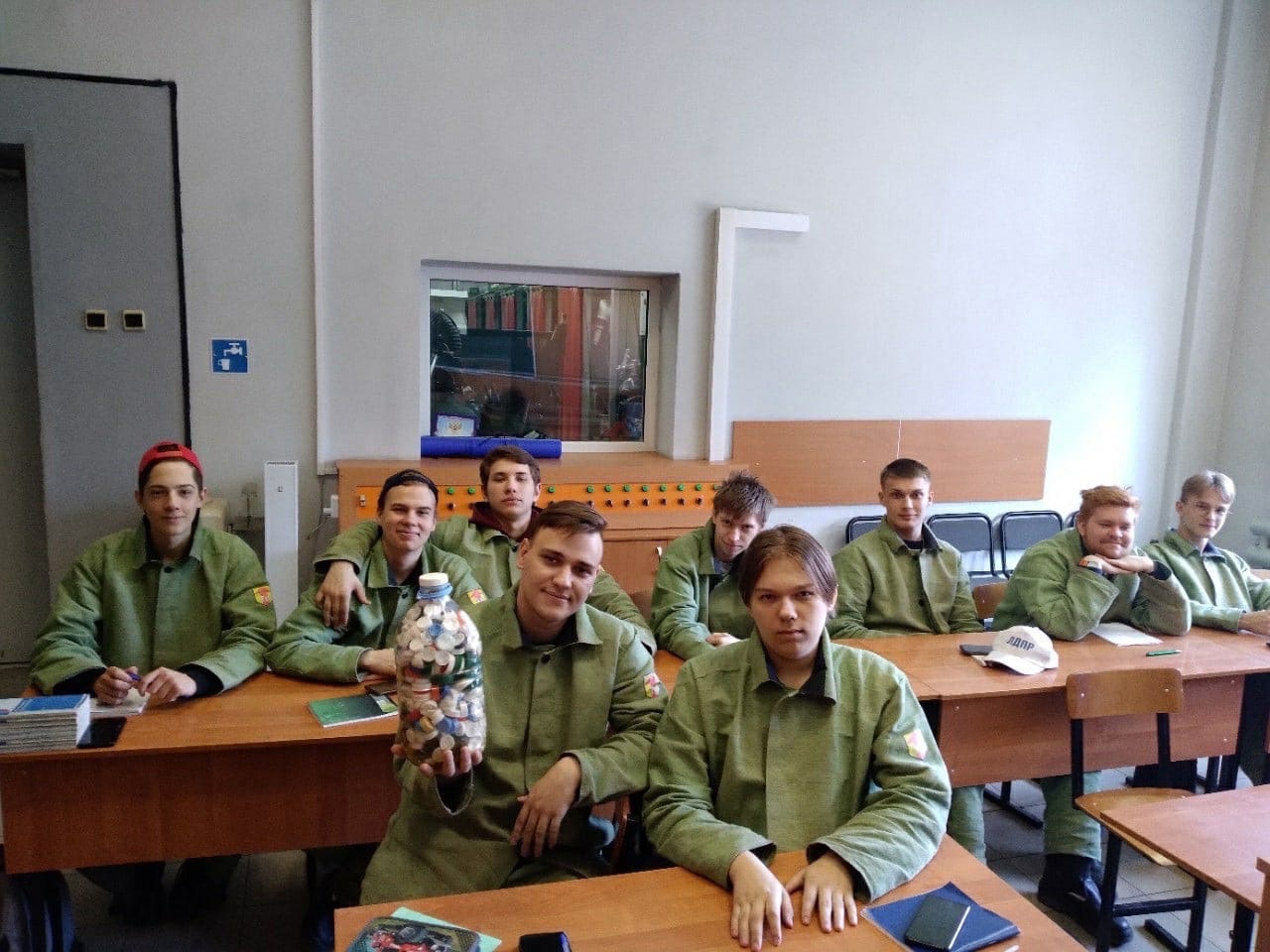 Восемь пятилитровых канистр с крышечками Восемь пятилитровых канистр с крышечками